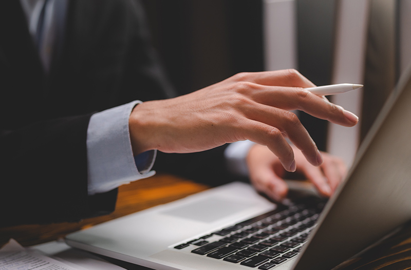 ノートパソコンで鍵管理を行うイメージ